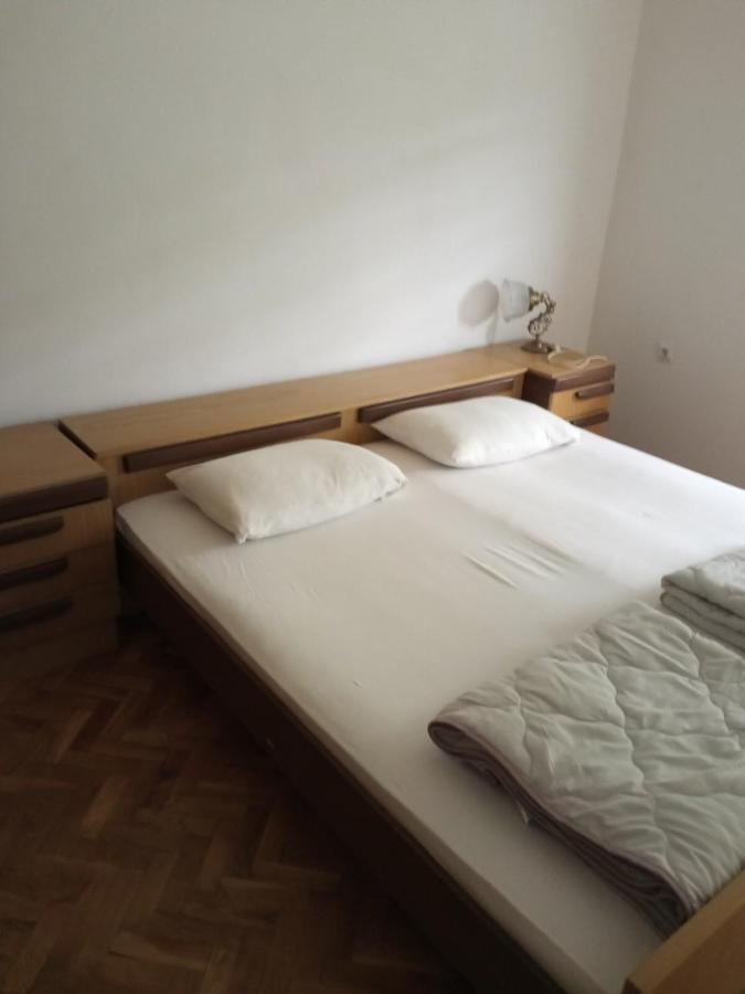 Domacinstvo Trifunovic Apartment Pretresnja Bagian luar foto