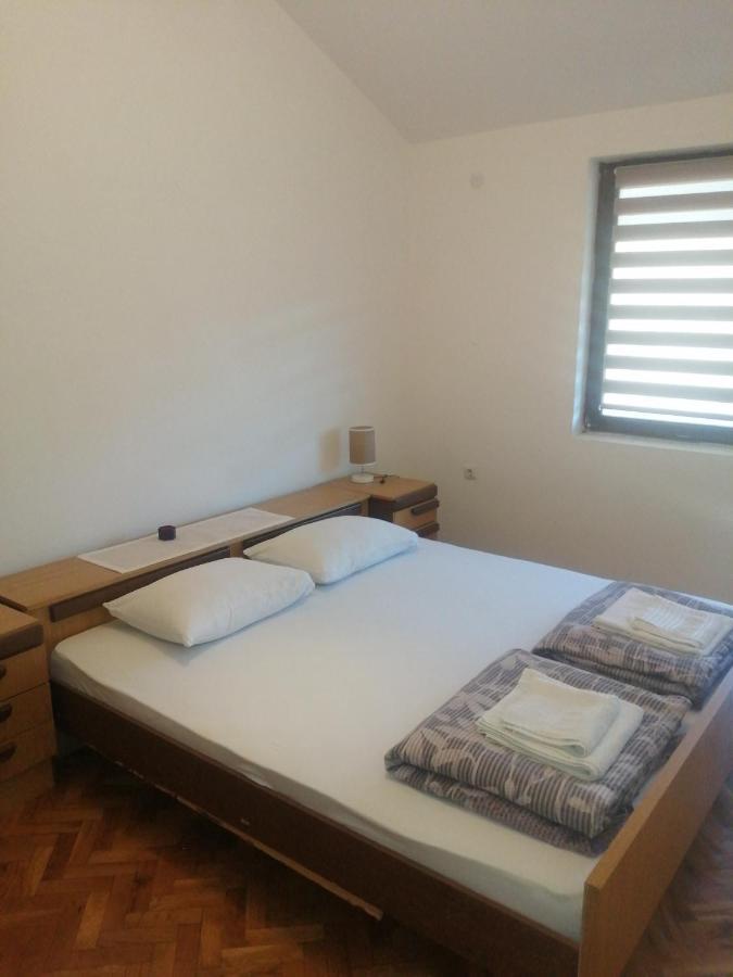 Domacinstvo Trifunovic Apartment Pretresnja Bagian luar foto
